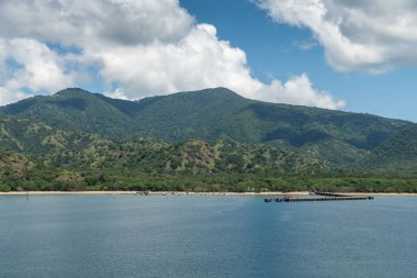 Komodo Adası körfezindeki Komodo Ulusal Parkı iskelesi, Endonezya.