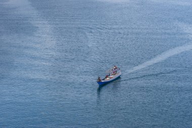 Komodo Island körfezinde küçük teknelerde çocuklar, Endonezya.