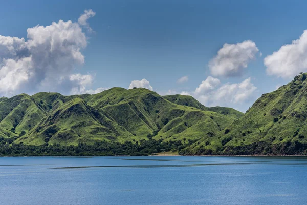Cordillera verde en la bahía de Komodo Island, Indonesia . — Foto de Stock