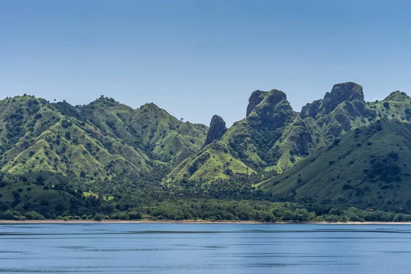 Cordillera verde en la bahía de Komodo Island, Indonesia . — Foto de Stock