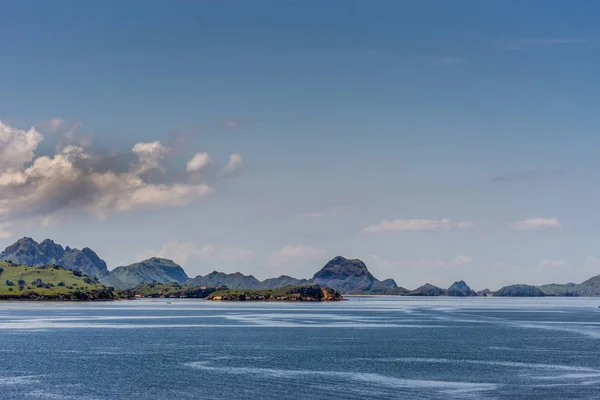 Green hills and islets on Komodo Island bay, Indonesia. — Stock Photo, Image