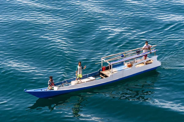 Pendekatan anak-anak dengan perahu kecil di Teluk Pulau Komodo, Indonesia . — Stok Foto