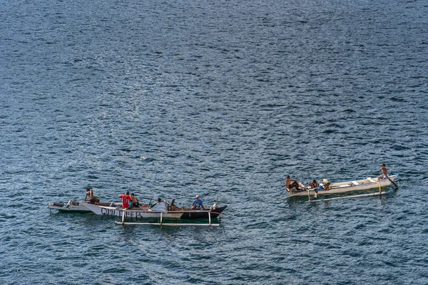 Дети на маленьких лодках в заливе острова Комодо, Индонезия . — стоковое фото