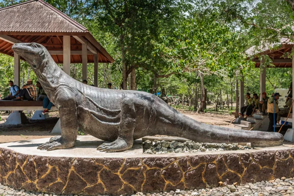 Estatua de dragón en el Parque Nacional Komodo, Indonesia . —  Fotos de Stock