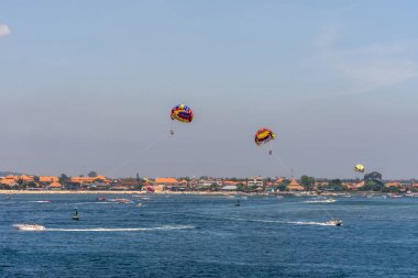 Tanjung Benoa Beach önünde Parasailing, Bali Endonezya.