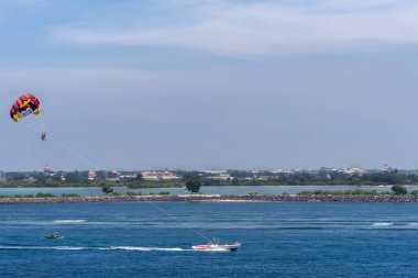 Benoa Port önünde Parasailing, Bali Endonezya.