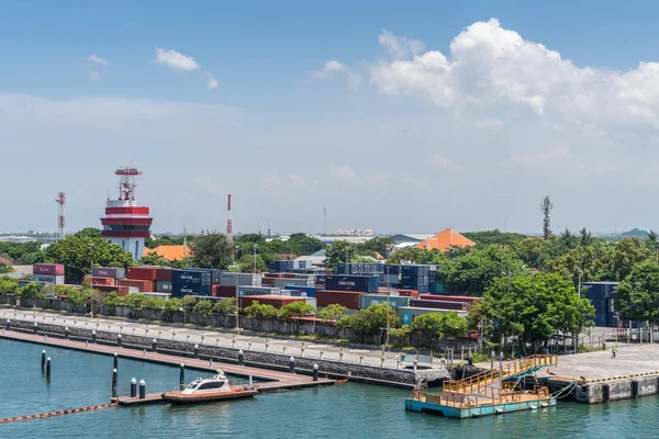 Containerterminalen i Benoa Harbor, Bali, Indonesien. — Stockfoto