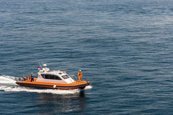 Gros plan du bateau pilote à l'extérieur du port de Benoa à Bali, Indonésie . — Photo