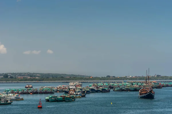 Balení rybářských plavidel zakotvených v Benoa port, Bali Indonésie. — Stock fotografie