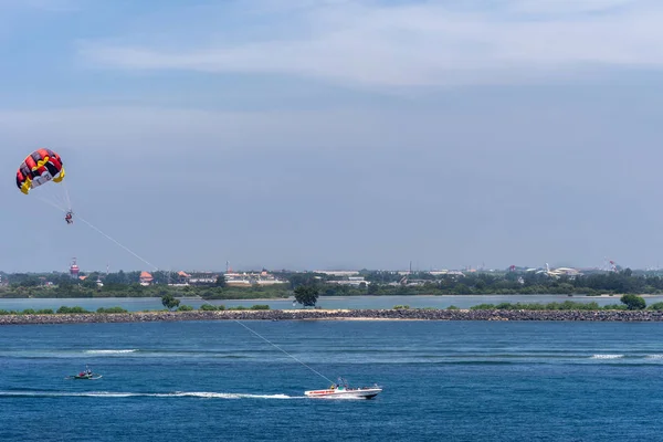 Parasailing előtt Benoa port, Bali Indonézia. — Stock Fotó