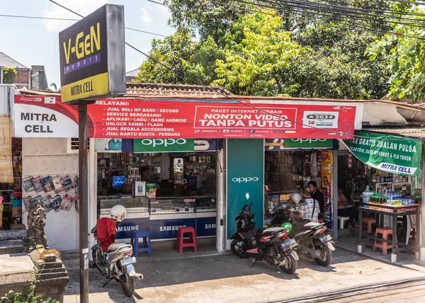 Tienda de teléfonos y electrónicos en Denpasar, Bali Indonesia . — Foto de Stock