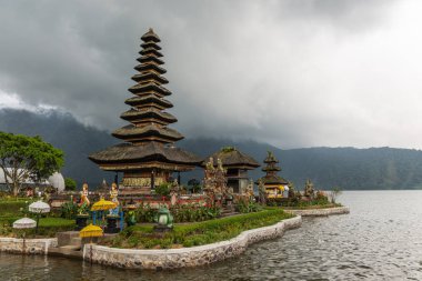 Ulun Tuna Beratan Tapınağı kompleksinde adada Pagoda, Bedoegoel,