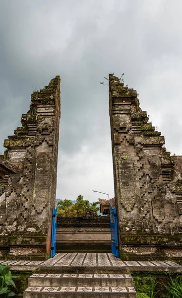 Σπλιτ-πύλη για τον ναό Ulun Danu Μπερτάν, Μπεζεγωέλ, Μπαλί Indonesi — Φωτογραφία Αρχείου