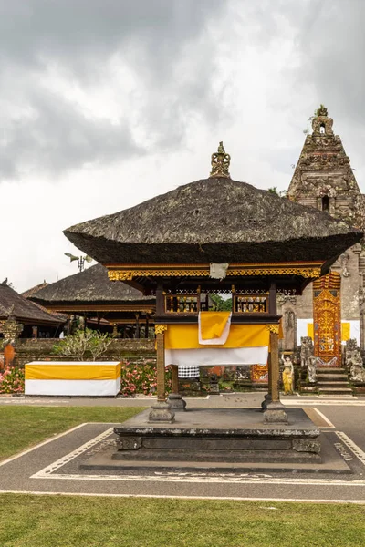 Pavilon gamelan v chrámu Ulun Danu Beratan, Bedoegoel, Bali — Stock fotografie