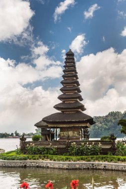 Ulun Tuna Beratan Tapınağı kompleksinde adada Pagoda, Bedoegoel,