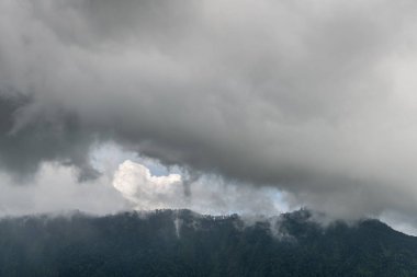 Bedoegoel dağların üzerinde yağmurlu bulutlu, Bali Endonezya.
