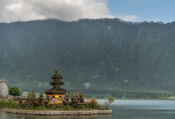 Short Pagoda på Island vid Ulun Danu Beratan Temple Complex, bedo — Stockfoto