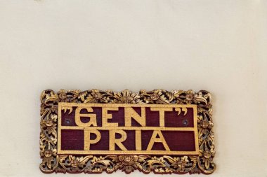 Ulun Tuna Beratan Tapınağı kompleksi, Bedoegoel'de erkekler tuvalet tabelası