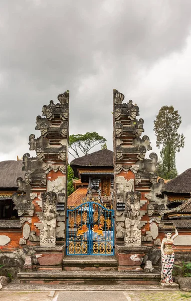 乌伦达努贝拉坦寺建筑群的分裂门，贝多戈埃尔，巴厘岛 — 图库照片