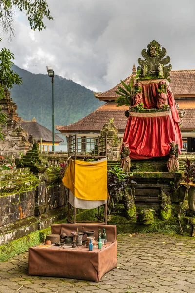 Santuario abandonado en el complejo de templos Ulun Danu Beratan, Bedoegoel , — Foto de Stock