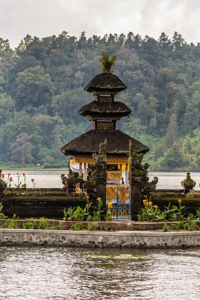 Linga Petak Pagoda på Ulun Danu Beratan Temple Complex, Bedoegoe — Stockfoto