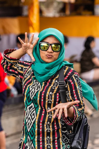 Femme musulmane avec des lunettes de soleil au complexe Ulun Danu Beratan Temple — Photo