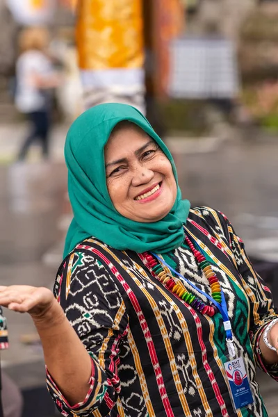 Smiling Muslim woman at Ulun Danu Beratan Temple complex, Bedoeg — Stock Photo, Image