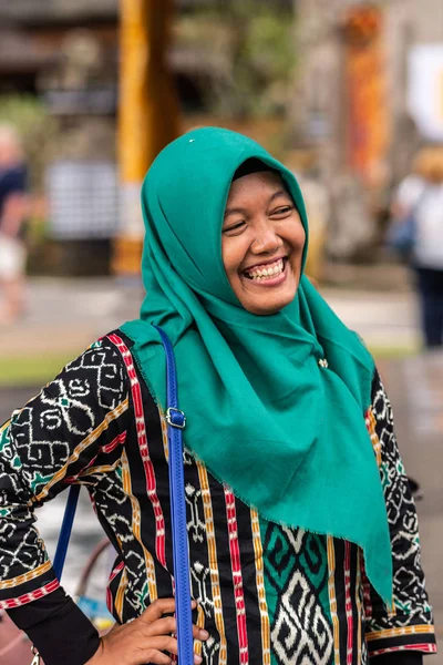 Laughing Muslim woman at Ulun Danu Beratan Temple complex, Bedoe — Stock Photo, Image