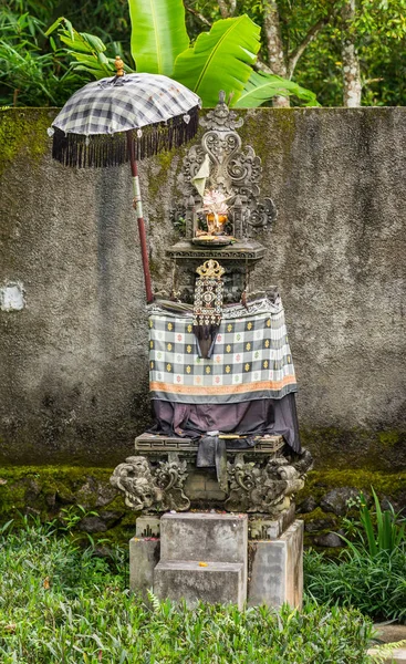 Hindoe heiligdom in de tuin langs de weg in Bedoegoel, Bali Indonesië. — Stockfoto