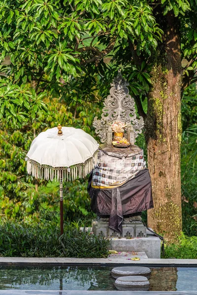 Santuario hindú detrás del estanque a lo largo de la carretera en Bedoegoel, Bali Indonesia — Foto de Stock