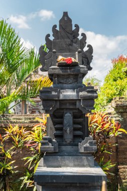 Aile yerleşkesinde gri-mavi taş anıt, Dusun Ambengan, Bal