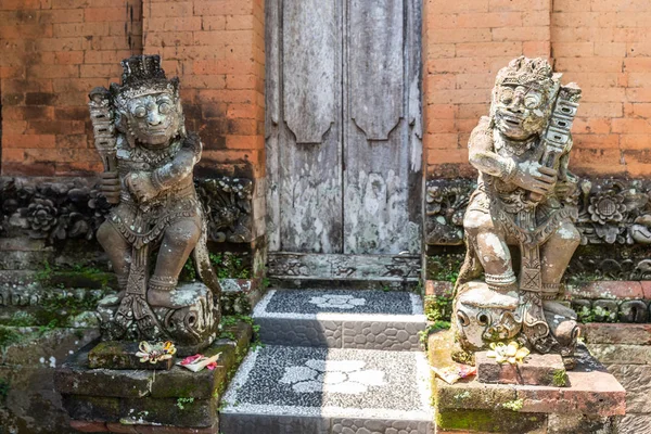 Stenen figuren als bewakers bij Family compound, Dusun Ambengan, Bali — Stockfoto