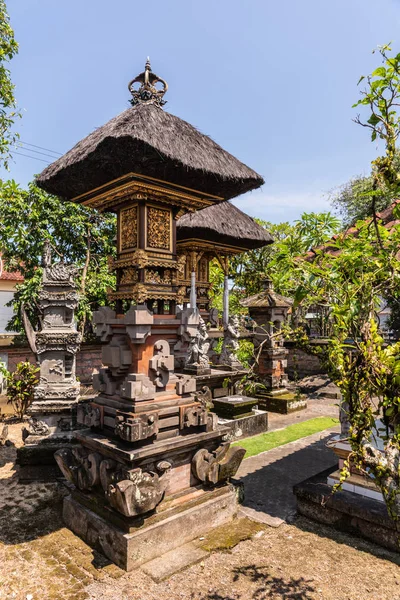 Memorial pijlers op familie compound, Dusun Ambengan, Bali Indone — Stockfoto