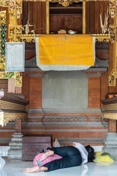 Sleeping beauty at family compound, Dusun Ambengan, Bali Indones — Stock Photo, Image