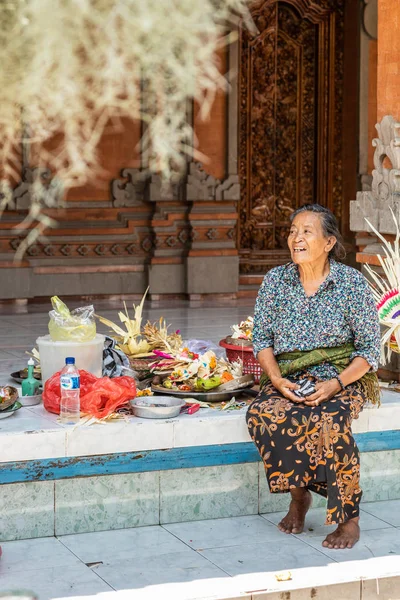 女性は家族の化合物で自分で作った装飾で座っています, Dusun — ストック写真