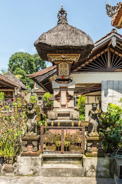 纪念雕像在家庭大院，杜松安本根，巴厘岛因多内斯 — 图库照片