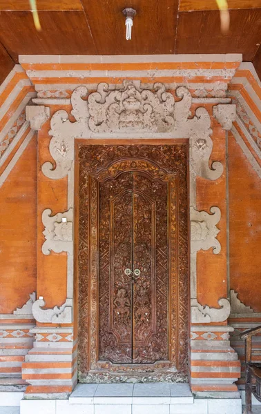 Door at family compound, Dusun Ambengan, Bali Indonesia. — Stock Photo, Image