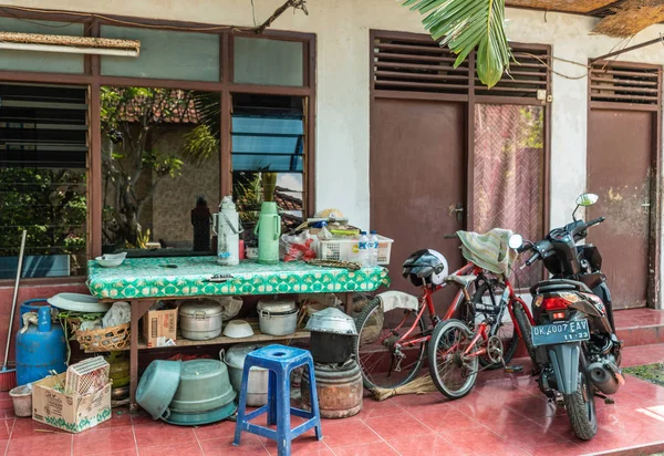 Mesa de trabalho no complexo familiar, Dusun Ambengan, Bali Indonesia . — Fotografia de Stock