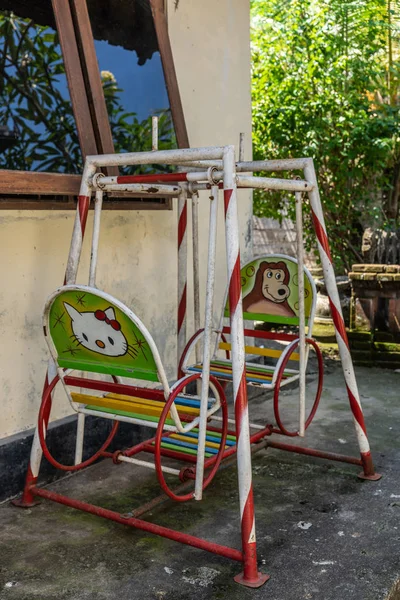 Качели в семейном комплексе, Дусун Амбенган, Бали Индонезия . — стоковое фото