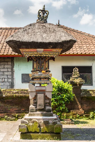 Kleine Memorial standbeeld bij clan compound, Dusun Ambengan, Bali ind — Stockfoto