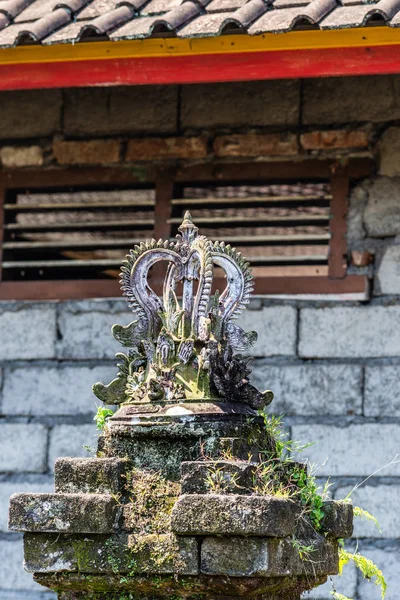 Crown-like top at clan compound, Dusun Ambengan, Bali Indonesia. — Stock Photo, Image