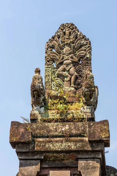 Memorial Statue bij clan compound, Dusun Ambengan, Bali Indonesia — Stockfoto