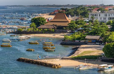 Tanyung Benoa yarımadasının ucundaki tesis ve işletmeler, Bali In