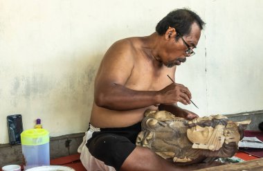 Sari Pertiwi Ahşap Oyma işinde detay düzeltme, Juga, B