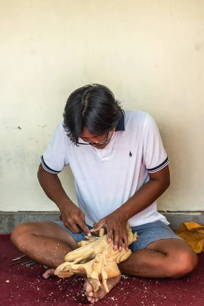 Carver in azione a Sari Pertiwi Attività di scultura in legno, Juga, Ba — Foto Stock