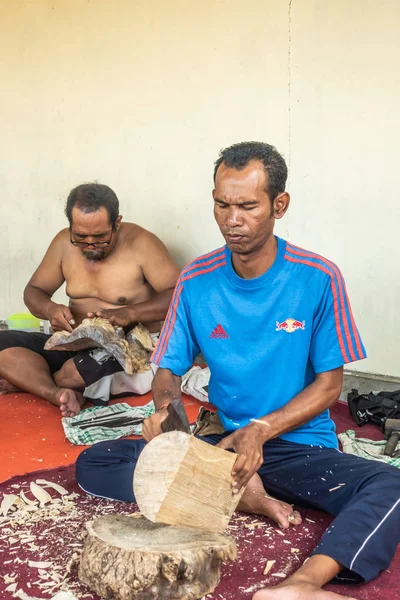 Dos talladores en acción en Sari Pertiwi Empresas de tallado en madera, jarra — Foto de Stock