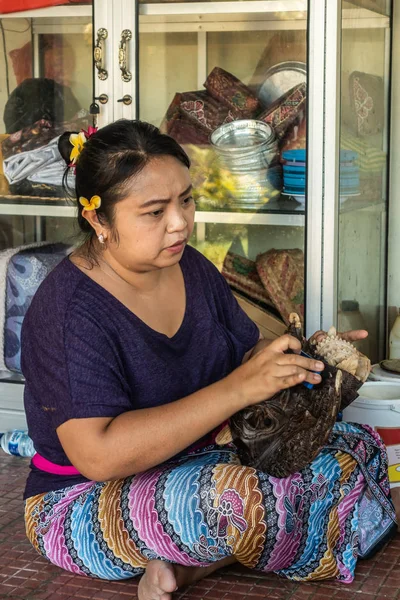 Kvinnliga polermedel vid Sari Pertiwi Wood Carving business, Juga, Bali — Stockfoto