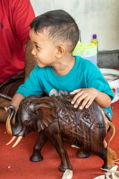 Orgulloso niño en Sari Pertiwi Tallado en Madera Negocio, Juga, Bali, Ind —  Fotos de Stock