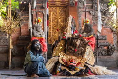 Banjar Gelu Sahadewa Barong Dans Stüdyosu'nda Maymun ve ejderha