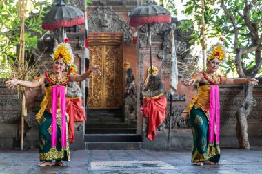 Banjar Gelulu'daki Sahadewa Barong Dans Stüdyosu'nda iki kadın dans ediyor